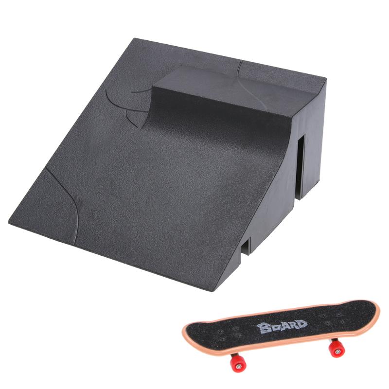 Finger Skateboard Ramp with Skateboard